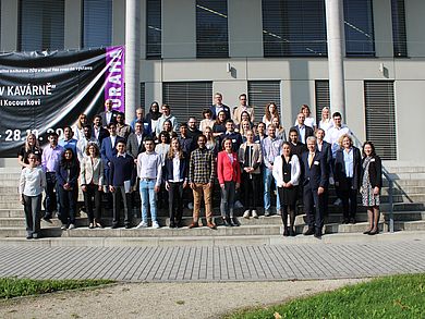 Gruppenbild mit etwa 35 Personen vor einem Gebäude