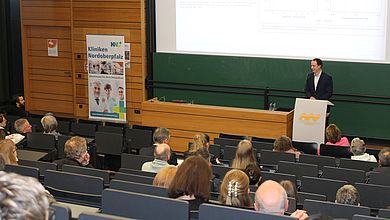 Prof. Dr. Christian Schmidkonz spricht während des Kick-offs zum Nofi-Lauf 2024