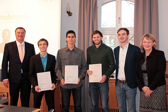 Die Preisträger gemeinsam mit Dipl.-Kfm. Christian Engel (Vorsitzender des Hochschulrates der OTH Amberg-Weiden) und Prof. Dr. Andrea Klug, Vizepräsidentin der OTH Amberg-Weiden
