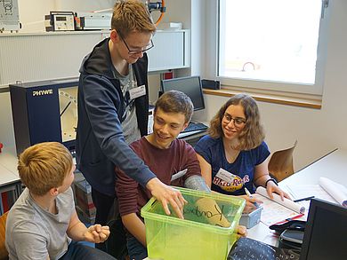 ScienceCamperInnen beim Cold Pressure Test