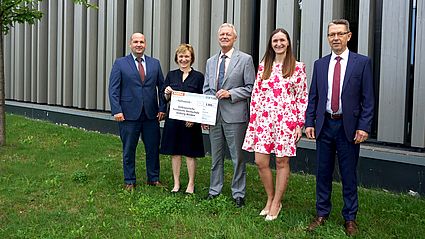 Im Rahmen der Manfred-Roth-Stiftung übergibt die NORMA-Niederlassung in Regenstauf eine Spende über 5.000 Euro an die OTH Amberg-Weiden (v.l.): Lars Sikkes (NORMA Regenstauf), Vizepräsidentin Prof. Dr. Christiane Hellbach, Anton Gleixner (NORMA Regenstauf), Anja Wurdack und Martin Golker (NORMA Regenstauf)