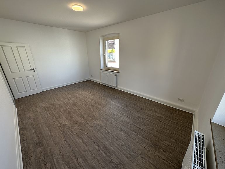 Helles Zimmer mit hellem Boden