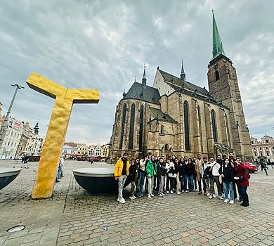 Vor der St.-Bartholomäus-Kathedrale mit einem der höchsten Kirchtürme Europas
