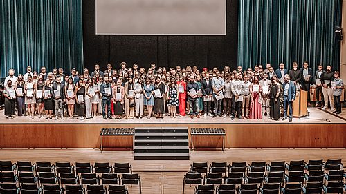 Die Absolventinnen und Absolventen der Weiden Business School der OTH Amberg-Weiden 2024