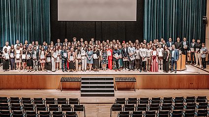 Die Absolventinnen und Absolventen der Weiden Business School der OTH Amberg-Weiden 2024