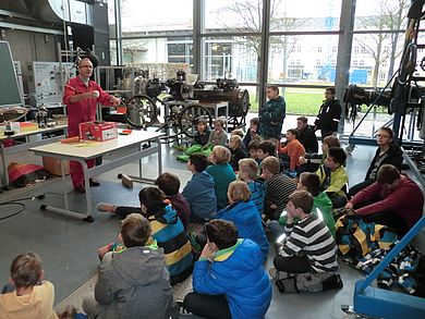 Interessiert lauschen die SRS-Fünftklässler dem Vortrag von Prof. Dr.-Ing. Andreas Weiß