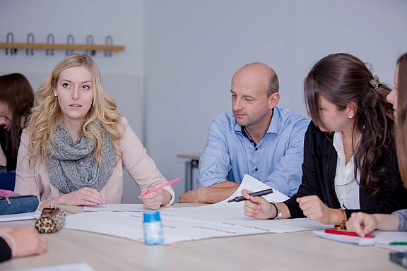 Bei der Projektarbeit | Prof. Schicker mit seinen Studierenden Prof. Schicker bei der Projektarbeit mit seinen Studierenden