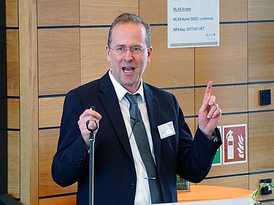 Henning Lensch, RRP International Singapore, stellte in seinem Vortrag „Healing Architecture“ innovative Konzepte und Beispiele für das Design von Einrichtungen im Gesundheitswesen vor. Henning Lensch, RRP International Singapore, stellte in seinem Vortrag „Healing Architecture“ innovative Konzepte und Beispiele für das Design von Einrichtungen im Gesundheitswesen vor.