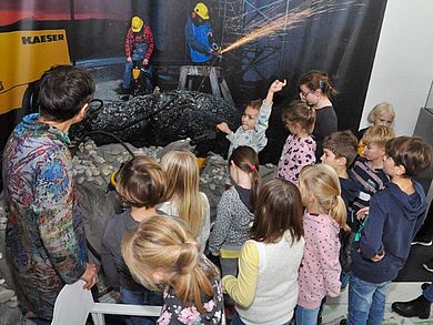 Kinder bestaunen Ausstellungstück