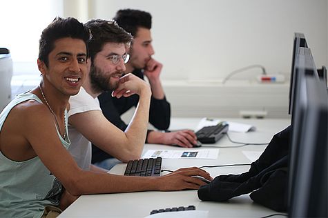 Teilnehmer von Integration kreativ am Computer