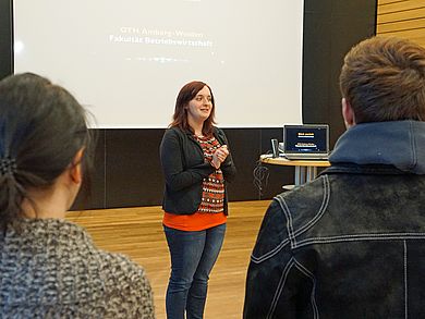 Fakultätsassistentin Jennifer Woppmann begrüßte die Gäste beim Familiy & Friends Day. 