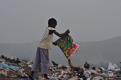 Mädchen entsorgt Müll