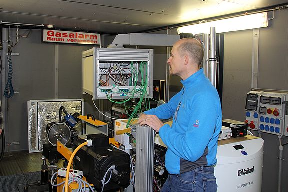 Prüfstandszelle 4 beinhaltet ein Mini-Blockheizkraftwerk und einen Motorenprüfstand. Einblick in die Zelle 4 mit Mini-Blockheizkraftwerk und Motorenprüfstand.