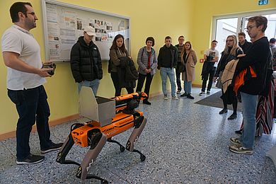 Der Roboterhund Spot begeisterte die Studierenden