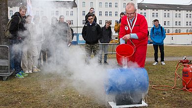 Auf dem Campus in Amberg erwartete die Schülerinnen und Schüler spektakuläre Experimente zu Vakuum
