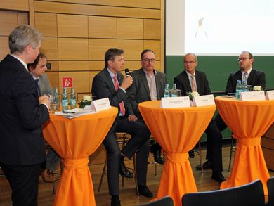 Podiumsdiskussion: Prof. Dr. med. Clemens Bulitta, Dr. Tobias Daniel Gantner, Jürgen Spickenreuther, Hubert Schug, Josef Götz und Andreas Meier   