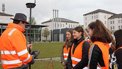 Mädchen auf dem Campus mit GPS-Gerät