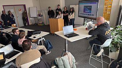 Die Problemstellungen aus der Praxis boten den Studierenden eine wertvolle Möglichkeit, Erfahrungen und Kontakte für ihre berufliche Zukunft zu sammeln. 