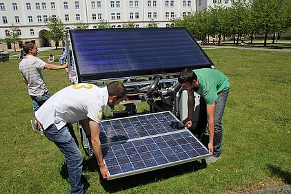 Der Versuchsstand besteht aus einem fahrbaren Unterbau, auf dem ein Solar-Hybridkollektor montiert ist. 
