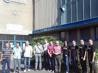 Die Exkursionsgruppe mit Prof. Dr. Andreas P. Weiß (2.v.l.) vor der Reaktorhalle von Škoda JS a.s. In der Fertigungshalle können die Druckbehälter für 1000MWel-Reaktoren komplett gebaut werden. Derzeit werden CASTOR-Behälter für die deutschen KKWs 