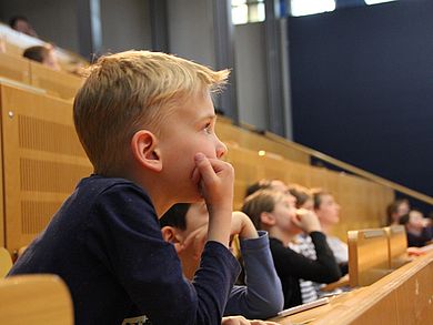 Kinder im Hörsaal