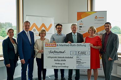 Spendenübergabe: Sabine Märtin (Leiterin OTH Professional), Ulrich Schäfer (Verkaufsleiter Norma Regenstauf), Prof. Dr. Christiane Hellbach (Vizepräsidentin der OTH Amberg-Weiden), Michael Irrgang (Dualer Student), Anton Gleixner (Niederlassungsleiter Spendenübergabe: Sabine Märtin (Leiterin OTH Professional), Ulrich Schäfer (Verkaufsleiter Norma Regenstauf), Prof. Dr. Christiane Hellbach (Vizepräsidentin der OTH Amberg-Weiden), Michael Irrgang (Dualer Student), Anton Gleixner (Niederlassungsleiter