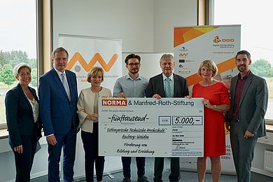 Spendenübergabe: Sabine Märtin (Leiterin OTH Professional), Ulrich Schäfer (Verkaufsleiter Norma Regenstauf), Prof. Dr. Christiane Hellbach (Vizepräsidentin der OTH Amberg-Weiden), Michael Irrgang (Dualer Student), Anton Gleixner (Niederlassungsleiter