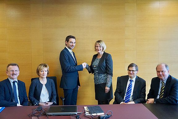 Stehend: Abgeordneter Dr. Stephan Oetzinger und Präsidentin Prof. Dr. Andrea Klug. Sitzend: Die VizepräsidenInnen Prof. Ulrich Müller, Prof. Dr. Christiane Hellbach, Prof. Dr. Alfred Höß und Dr.  Wolfgang Weber, Leiter Hochschulentwicklung