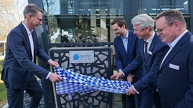 Gemeinsam mit Vertretern der OTH Amberg-Weiden, LUCE-Stiftung und Lokalpolitik enthüllt Staatsminister Blume das Technologietransferzentrum Neustadt in Weiherhammer