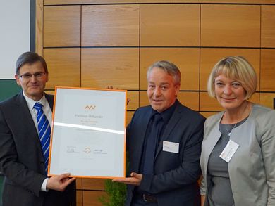 Für das neue Mitglied "TK – Die Techniker Krankenkasse" nahm Vizekanzler und Pate Josef Roth die Urkunde an. 