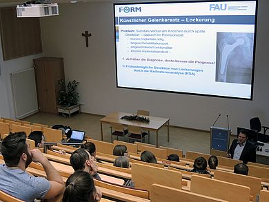 Im Waldkrankenhaus St. Marien Erlangen  sprach Orthopäde Dr. med. Stefan Sesselmann u.a. über die Anatomie des Hüftgelenks und endoprothetische Eingriffe.