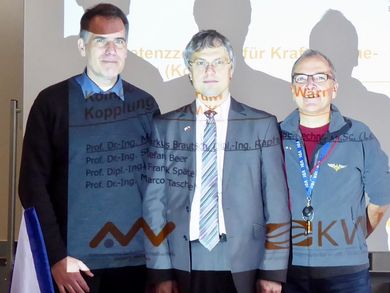 „Erleuchtet“: Dekan Prof. Dr. Jürgen Koch/FK MBUT, Prodekan Prof. Ing. Karel Fraňa Ph.D./TU Liberec, Prof. Dr.-Ing. Andreas P.Weiß/KoKWK im Labor für Strömungsmaschinen. 