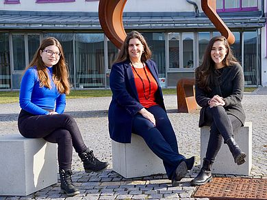 Die Studentinnen Erika Marbach (links) und Charlotte Schlodder (rechts) mit Prof. Dr.-Ing. Stephanie Abels-Schlosser, Studiengangleiterin Logistik & Digitalisierung
