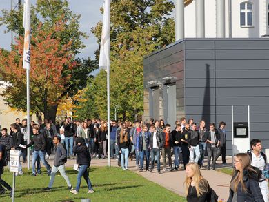 Studierende gehen über Campus