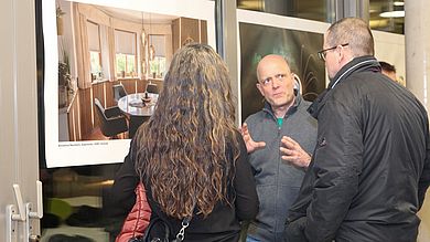 Stefan Breunig erklärt Besucher die Fototechnik