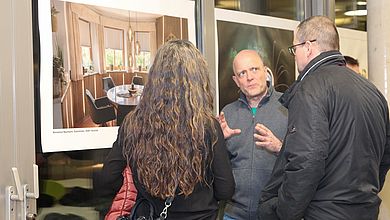 Stefan Breunig erklärt Besucher die Fototechnik