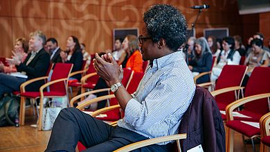 Sowohl auf der Bühne wie im Publikum vertreten: Keynote-Speaker wie Lewis Akenji haben nicht nur ihren Beitrag geleistet, sondern auch Impulse mitnehmen können. Außerdem standen sie den Studierenden sowie Experten aus dem Publikum für intensive Gespräche zur Verfügung.