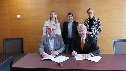 Udo Kasseckert, Personalleitung bei der Hamm AG (v.l.) und Hochschulpräsident Prof. Dr. Clemens Bulitta unterzeichnen eine Kooperationsvereinbarung, damit zukünftig Studierende der OTH Amberg-Weiden ihre Ausbildung auch dual bei dem Oberpfälzer Unternehmen vertiefen können. An der Kooperation arbeiten außerdem Nina Rössler von der Personalabteilung bei der Hamm AG, Prof. Dr. Kambis Veschgini und Vizepräsidentin Prof. Dr. Mandy Hommel, Leiterin von OTH Professional