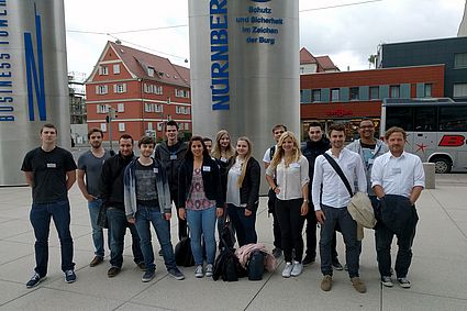 15 Studierende des Fachs „Versicherungsmanagement“ besuchten die Nürnberger Versicherungsgruppe.