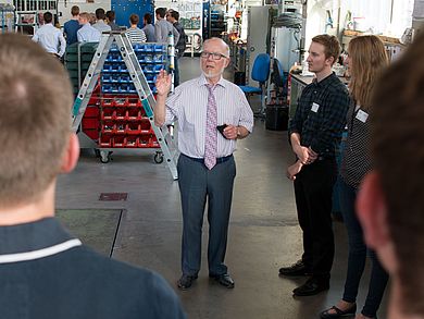 Firmengründer Walter Herding (Geschäftsführender Hauptgesellschafter und Sprecher der Herding® Gruppe) erklärt die Produktion