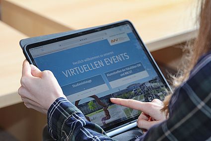 Junge Frau mit Tablet