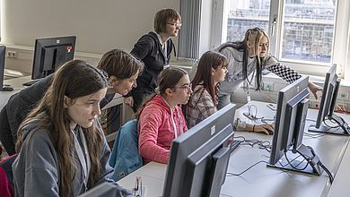 Beim Girls' Day an der OTH AW in Amberg konnten die Schülerinnen Mikrocontroller selbst programmieren