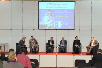 In Nürnberg fand mit 750 Erfindungen aus 34 Ländern die internationale Fachmesse IENA (Ideen-Erfindungen-Neuheiten) statt. Besonderen Zuspruch fand das Programm auf der IENA-Bühne mit dem Symposium „Innovationsmanagement“, bei dem Prof. Dr. Thomas 