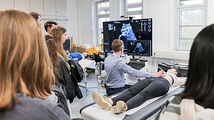 Das Medical Training Center bot den Besucherinnen und Besucher die Möglichkeiten Ultraschall und andere medizinische Geräte kennenzulernen