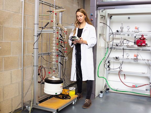 Studentin an den der Rektifikationskolonne