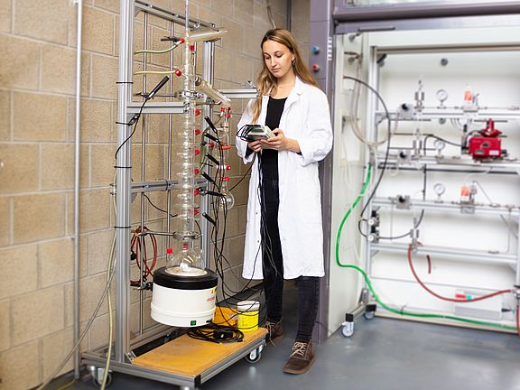 Studentin an den der Rektifikationskolonne