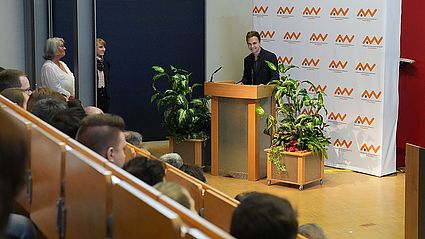 Jonas Winkel reflektierte in seiner Rede die Zeit während seines Masterstudiums an der OTH Amberg-Weiden
