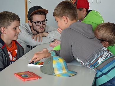 Schülerinnen und Schüler beim Brainstorming für das Werbeplakat – Unterstützung gab's von Studierenden des Internationalen Technologiemanagements