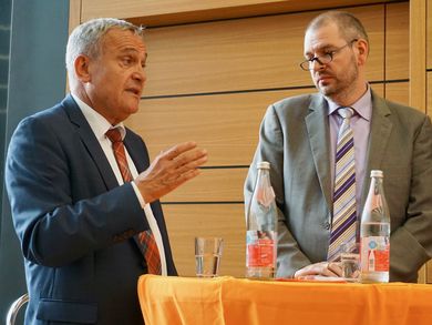 Weidens Oberbürgermeister Kurt Seggewiß (links) und Dr. Thomas Egginger, Ärztlicher Direktor der Kliniken Nordoberpfalz AG