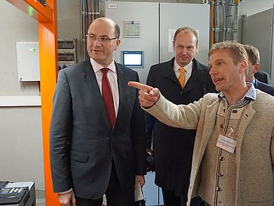 Staatssekretär Albert Füracker besichtigte die prämierte Anlage bei Ponnath DIE MEISTERMETZGER.